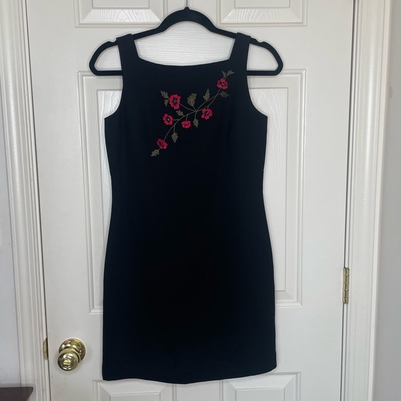 Vintage Casual Corner Annex Black Shift Dress Red Floral Embroidery Sleeveless - Picture 1 of 10